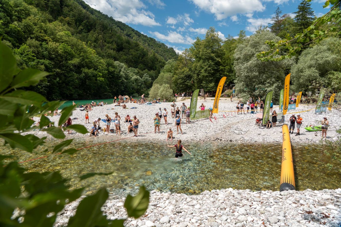 Reka Tolminka s Continental balonom ob prečkanju