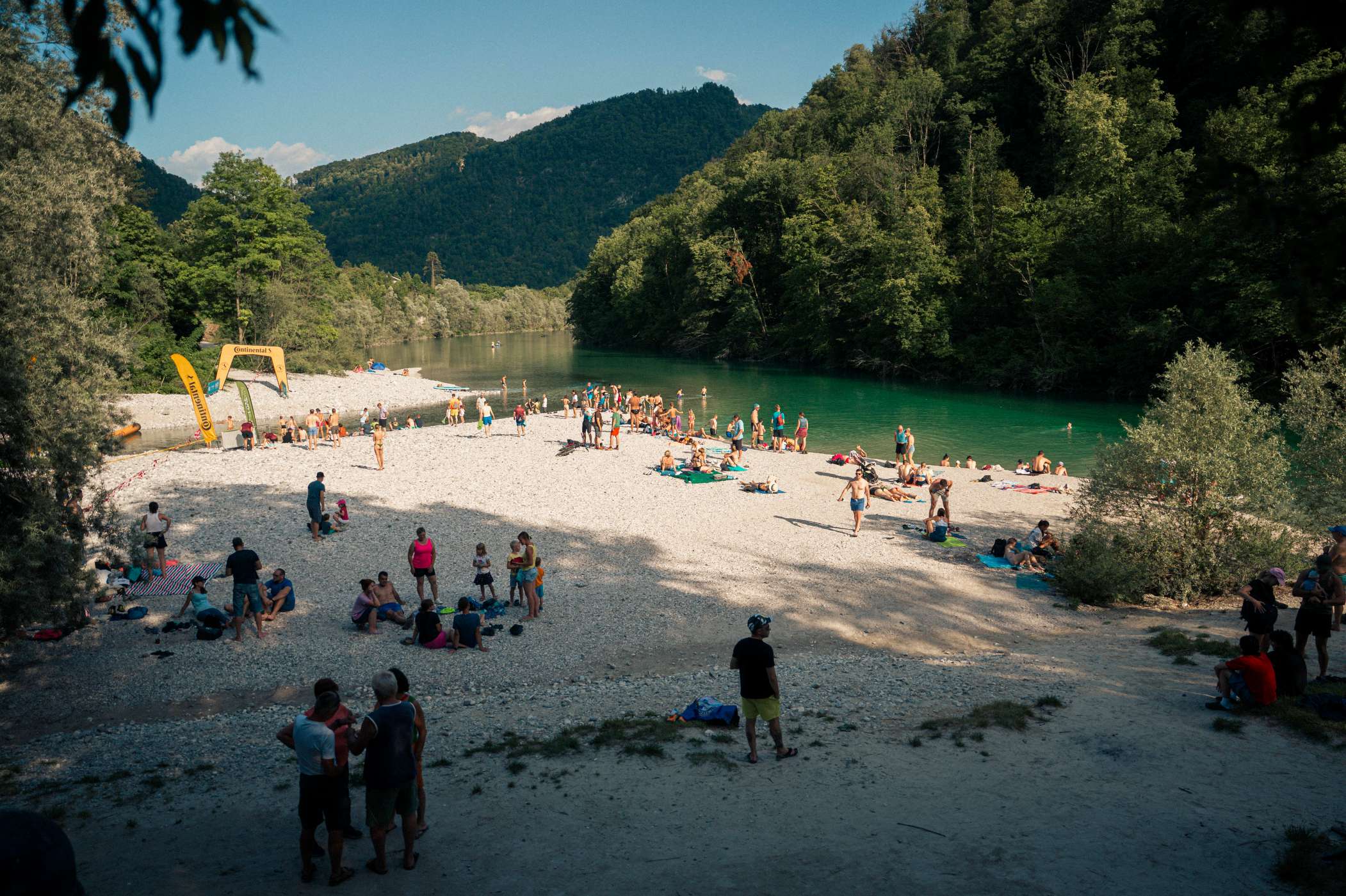 Tekači ob reki Soči med tekaškimi počitnicami v dolini Soče v Sloveniji