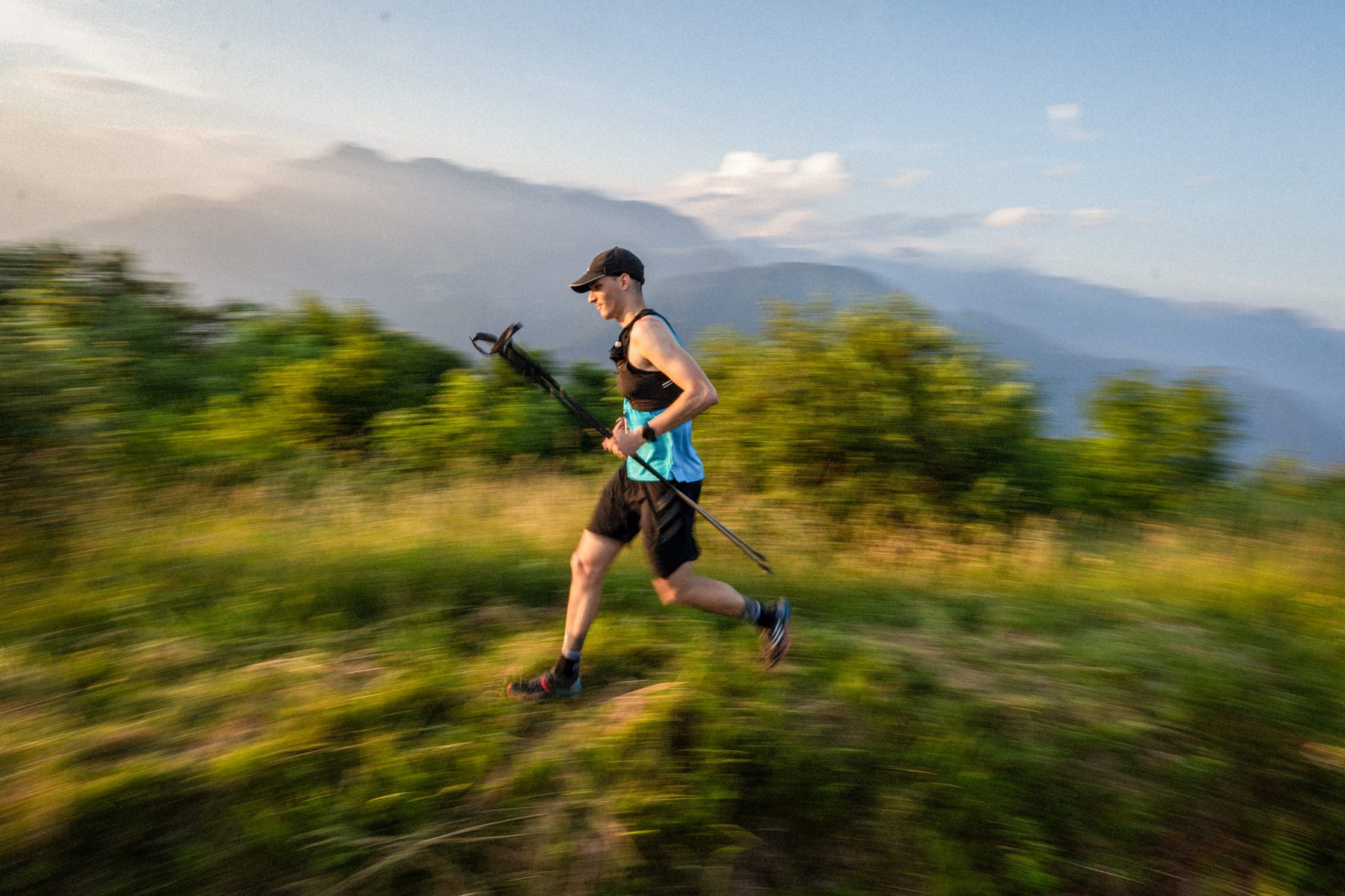 Udeleženec 35 kilometrskega trail teka na gorskem grebenu v dolini Soče