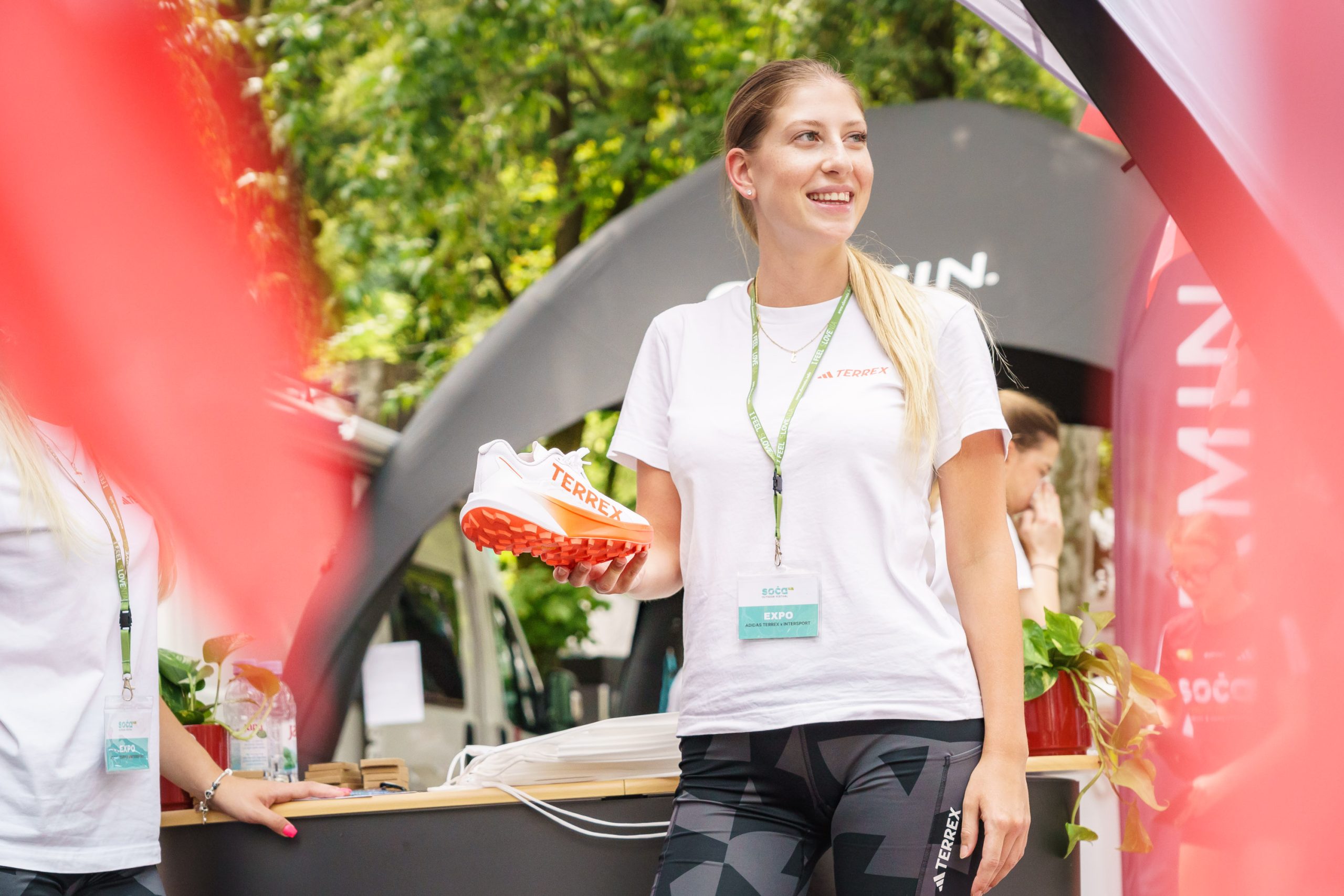 Prodajalka na adidas Terrex stojnici EXPO sejma na Soča Outdoor Festivalu