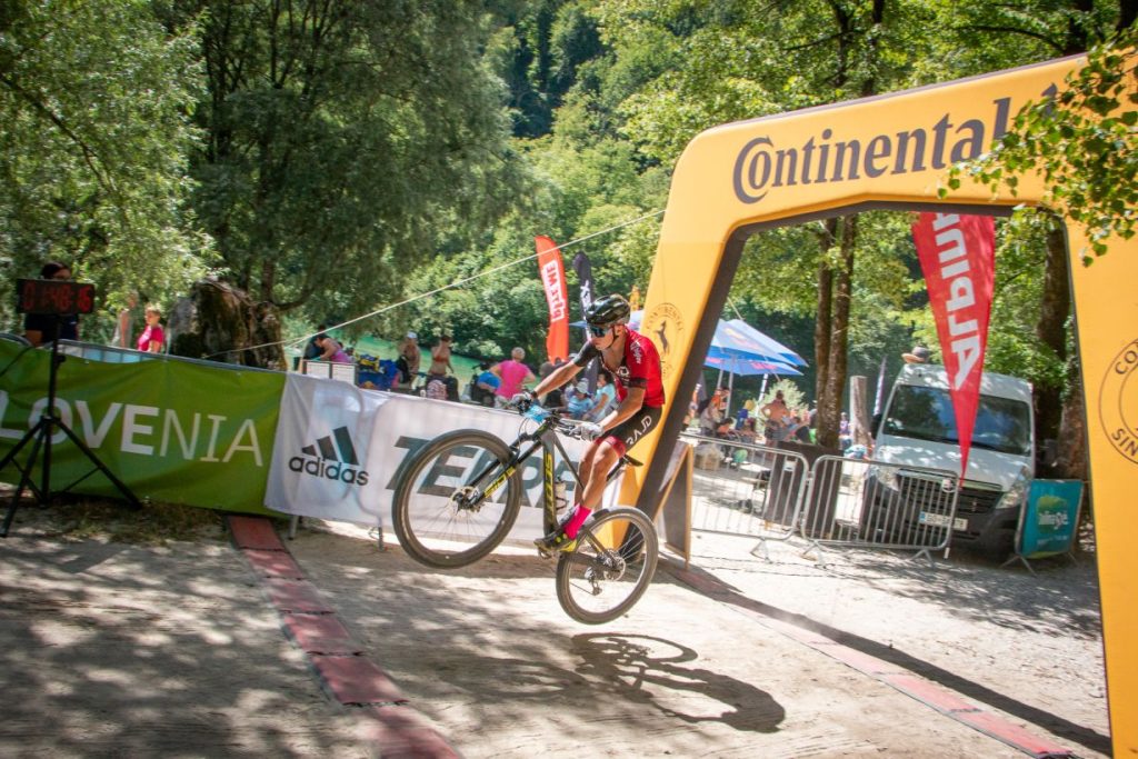 Gorski kolesar na MTB tekmi Soča Outdoor Festivala
