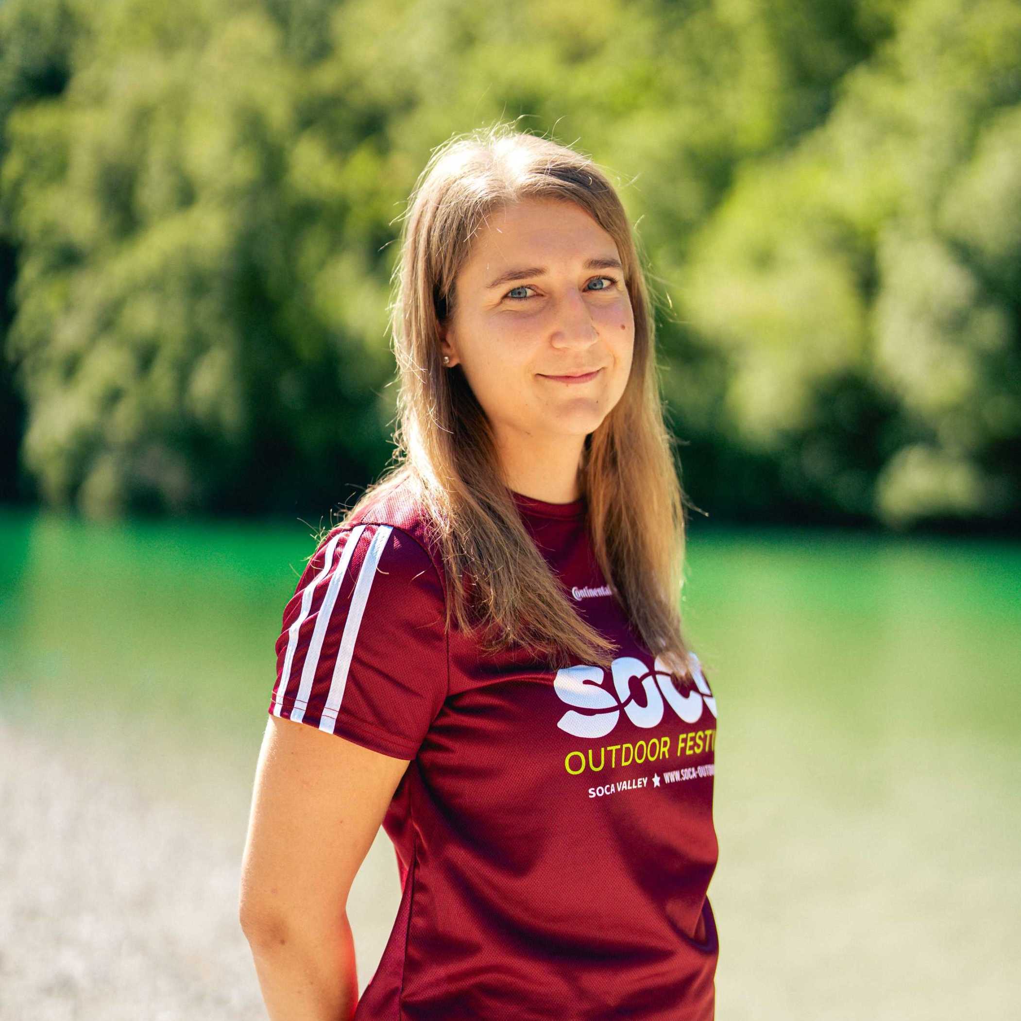 Vodja dogodka Soča Outdoor Festival, Sara Mavrič, na Sotočju