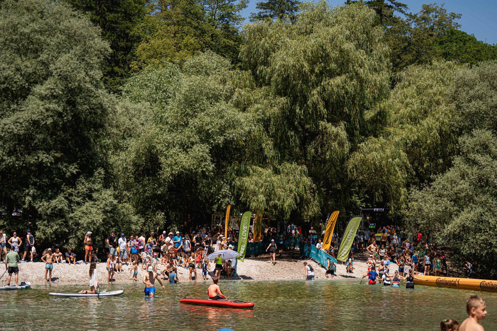 Plaža ob cilju trail teka na Soča Outdoor Festivalu