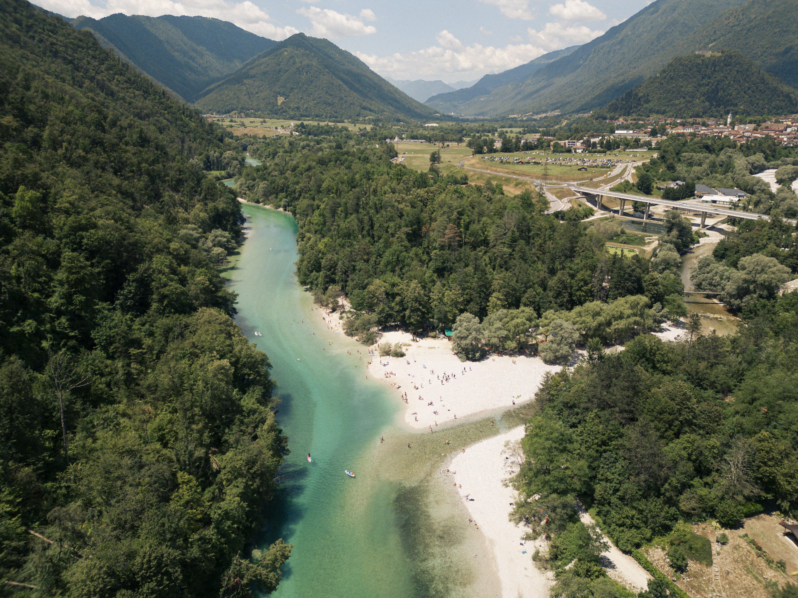 Pogled iz zraka na dolino reke Soče in Julijske Alpe na prizorišču festivala trail teka v Sloveniji