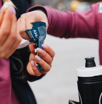 Dve ženski se prehranjujeta s športno prehrano in v roki držita bidon za vodo