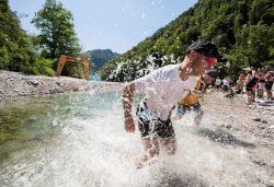 prečkanje-reke-tolminke-soča-outdoor-festival